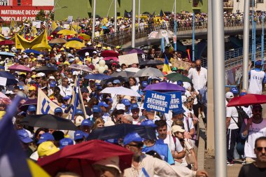 Bükreş, Romanya. 8. Sep 2025: Öğretmenler ilk okul gününde Bakan Daniel Davids 'in istifasını, öğretim saatlerindeki reformları, okul birleşmelerini ve aşırı kalabalık sınıfları protesto ederek protesto ettiler.