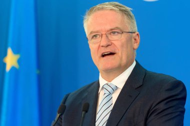 Bükreş, Romanya. 15 Eylül 2025: OECD Genel Sekreteri Mathias Cormann, Romanya Başbakanı Ilie Bolojan (resimde değil) ile birlikte Victoria Sarayı 'nda yaptığı ortak açıklamalarda konuştu. 