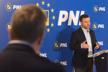 Bükreş, Romanya. 17 Eylül 2025: Ulusal Liberal Parti Birinci Başkan Yardımcısı Ciprian Ciucu, gazetecilerin sorularının ardından basın toplantısına devam etmeyi reddediyor