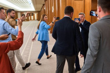 Bükreş, Romanya. 17 Eylül 2025: Ulusal Liberal Parti Birinci Başkan Yardımcısı Ciprian Ciucu, gazetecilerin sorularının ardından basın toplantısına devam etmeyi reddetmesi üzerine ayrıldı