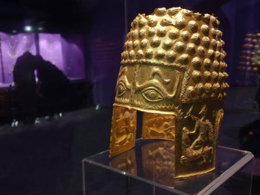 Bükreş, Romanya. 20 Eylül 2025: Romanya, Ocak 2025 'te Drents Müzesi' nden çalınan Cotofenesti Altın Kaskı ve diğer üç altın bilezik için 5,7 milyon avro sigorta aldı.