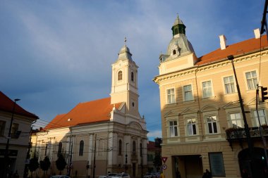 Cluj-Napoca, Romanya. 20. Sep, 2024: Evanjelik-Luteryan Kilisesi (Pietati Kilisesi), 1816-1829 yılları arasında Cluj-Napoca 'nın merkezinde inşa edildi. Sağda Otel Melodi (Kozponti Szallo) görülebilir.).