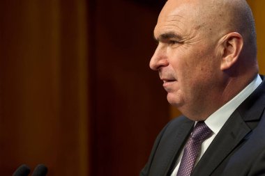 Bükreş, Romanya. 24 Eylül 2025: Romanya Başbakanı Ilie Bolojan, Romanya Hükümeti genel merkezi Victoria Sarayı 'nda basın toplantısı düzenledi.