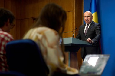 Bükreş, Romanya. 24 Eylül 2025: Romanya Başbakanı Ilie Bolojan, Romanya Hükümeti genel merkezi Victoria Sarayı 'nda basın toplantısı düzenledi.