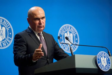 Bükreş, Romanya. 24 Eylül 2025: Romanya Başbakanı Ilie Bolojan, Romanya Hükümeti genel merkezi Victoria Sarayı 'nda basın toplantısı düzenledi.