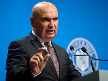 Bükreş, Romanya. 24 Eylül 2025: Romanya Başbakanı Ilie Bolojan, Romanya Hükümeti genel merkezi Victoria Sarayı 'nda basın toplantısı düzenledi.