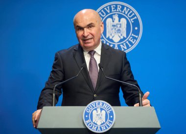 Bükreş, Romanya. 24 Eylül 2025: Romanya Başbakanı Ilie Bolojan, Romanya Hükümeti genel merkezi Victoria Sarayı 'nda basın toplantısı düzenledi.