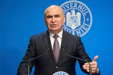 Bükreş, Romanya. 24 Eylül 2025: Romanya Başbakanı Ilie Bolojan, Romanya Hükümeti genel merkezi Victoria Sarayı 'nda basın toplantısı düzenledi.