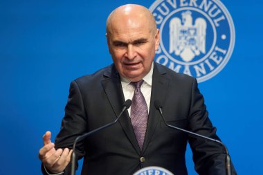 Bükreş, Romanya. 24 Eylül 2025: Romanya Başbakanı Ilie Bolojan, Romanya Hükümeti genel merkezi Victoria Sarayı 'nda basın toplantısı düzenledi.
