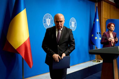 Bükreş, Romanya. 24 Eylül 2025: Romanya Başbakanı Ilie Bolojan, Romanya Hükümeti genel merkezi Victoria Sarayı 'nda basın toplantısı düzenledi.