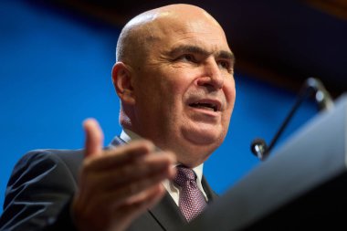 Bükreş, Romanya. 24 Eylül 2025: Romanya Başbakanı Ilie Bolojan, Romanya Hükümeti genel merkezi Victoria Sarayı 'nda basın toplantısı düzenledi.