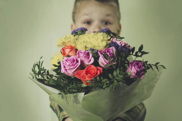 Funny Boy Beautiful Bouquet Flowers Green Background — Stock Photo, Image