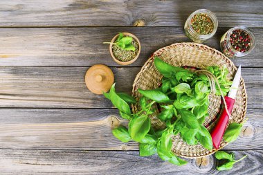 eski ahşap arka plan üzerinde yeşil taze fesleğen yaprağı