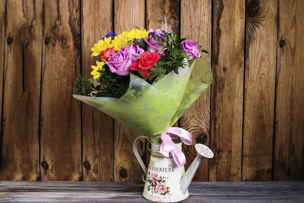 Mooie Boeket Bloemen Een Oude Houten Achtergrond — Stockfoto