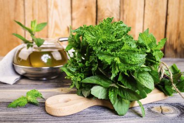 eski ahşap panosunda taze yeşil nane çayı