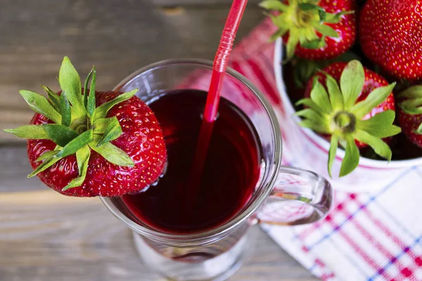 Erdbeersaft Und Frische Erdbeeren Einer Glasschale Auf Holzgrund — Stockfoto