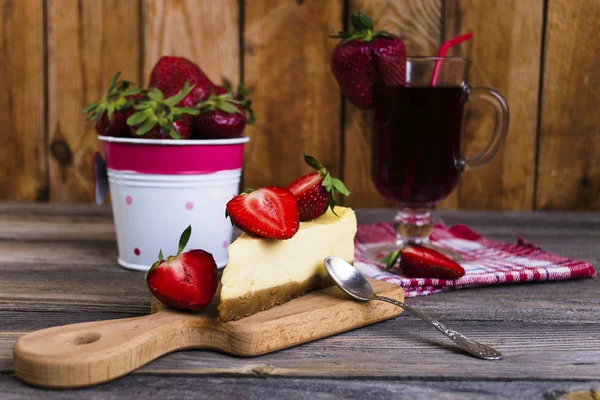 Cheesecake Med Färska Jordgubbar Gammal Trä Bakgrund — Stockfoto