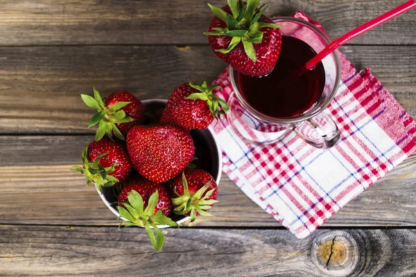 Erdbeersaft Und Frische Erdbeeren Einer Glasschale Auf Holzgrund — Stockfoto