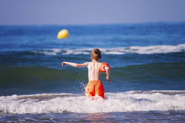 komik çocuk yaz tatilde denizde yüzme