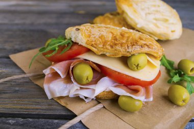  jambon ve peynir eski bir ahşap zemin üzerinde sandviç