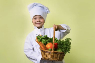 komik çocuk Şef sebze bir sepeti tutan üniforma şef