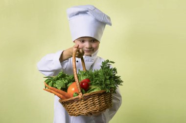 komik çocuk Şef sebze bir sepeti tutan üniforma şef