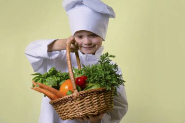 komik çocuk Şef sebze bir sepeti tutan üniforma şef