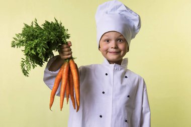 komik çocuk Şef elinde büyük bir havuç tutar.