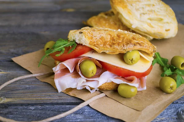  jambon ve peynir eski bir ahşap zemin üzerinde sandviç