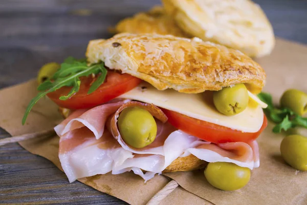 jambon ve peynir eski bir ahşap zemin üzerinde sandviç