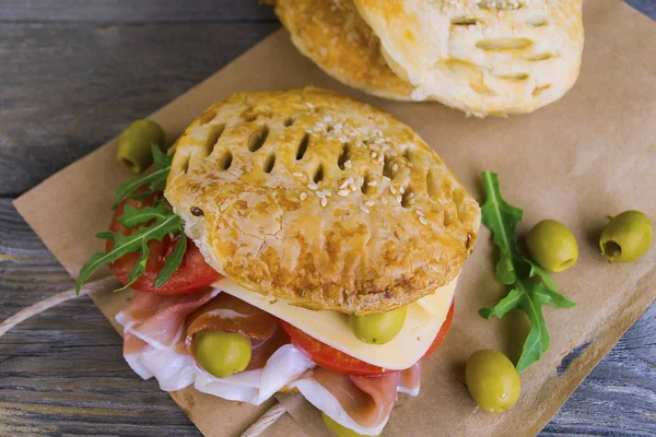  jambon ve peynir eski bir ahşap zemin üzerinde sandviç