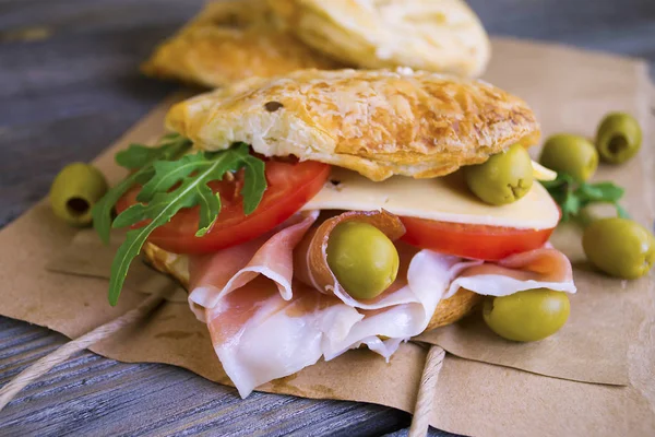  jambon ve peynir eski bir ahşap zemin üzerinde sandviç