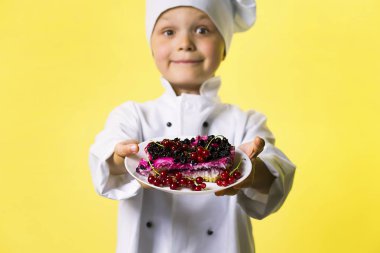frenk üzümü bir plaka üzerinde bir peruk ile pasta pişmiş komik çocuk Şef