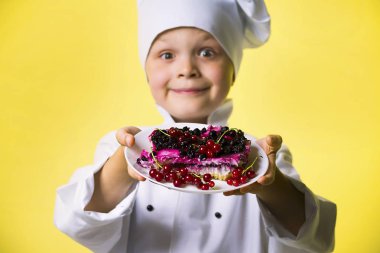 frenk üzümü bir plaka üzerinde bir peruk ile pasta pişmiş komik çocuk Şef