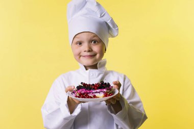 frenk üzümü bir plaka üzerinde bir peruk ile pasta pişmiş komik çocuk Şef
