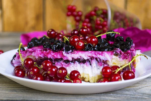 Torte Mit Perücke Und Johannisbeere Auf Einem Teller Auf Altem — Stockfoto