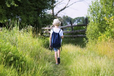 yakışıklı bir sırt çantası ile yalnız doğada bir yaz tatili seyahat