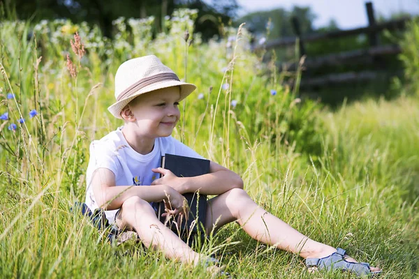 Милий Хлопчик Читає Книгу Природі Селі Влітку — стокове фото