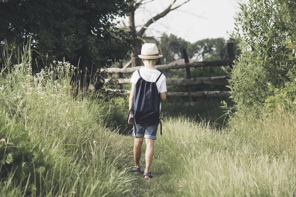 yakışıklı bir sırt çantası ile yalnız doğada bir yaz tatili seyahat