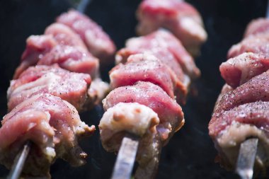 Çiğ domuz eti et mangal şiş üzerinde yaz aylarında yemek