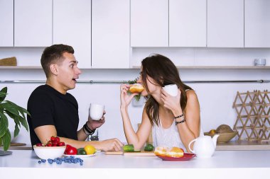 sevimli genç kadın ve erkekte tablo içinde ev yakınındaki beyaz mutfak