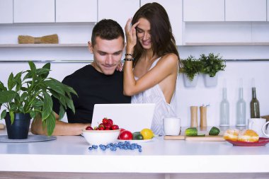 sevimli genç kadın ve erkekte tablo içinde ev yakınındaki beyaz mutfak