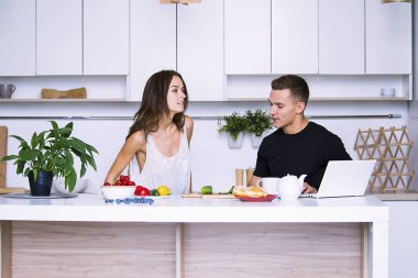 sevimli genç kadın ve erkekte tablo içinde ev yakınındaki beyaz mutfak