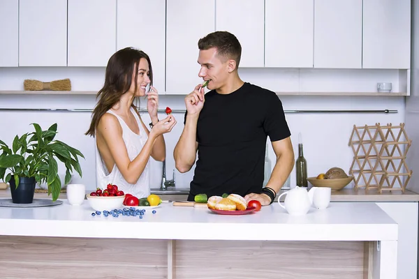 sevimli genç kadın ve erkekte tablo içinde ev yakınındaki beyaz mutfak