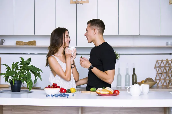 sevimli genç kadın ve erkekte tablo içinde ev yakınındaki beyaz mutfak