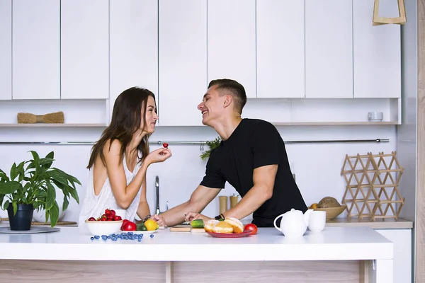 sevimli genç kadın ve erkekte tablo içinde ev yakınındaki beyaz mutfak