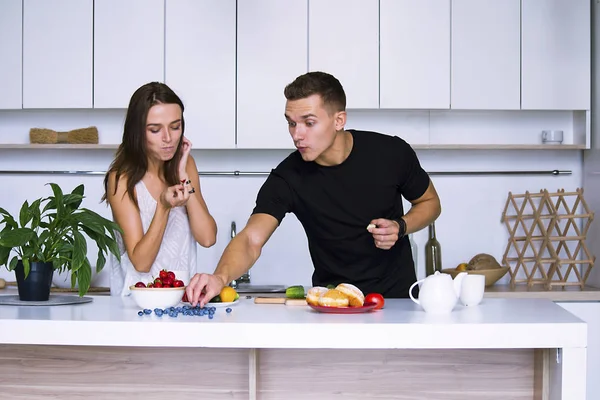 sevimli genç kadın ve erkekte tablo içinde ev yakınındaki beyaz mutfak