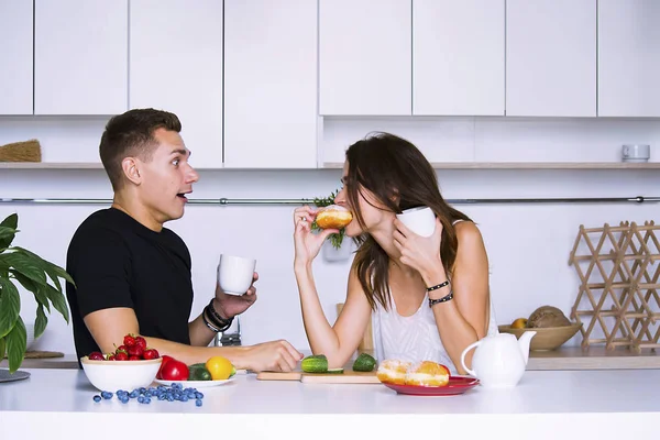 sevimli genç kadın ve erkekte tablo içinde ev yakınındaki beyaz mutfak