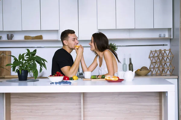 sevimli genç kadın ve erkekte tablo içinde ev yakınındaki beyaz mutfak