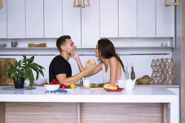 Carino Giovane Donna Uomo Cucina Bianca Vicino Tavolo Casa — Foto Stock